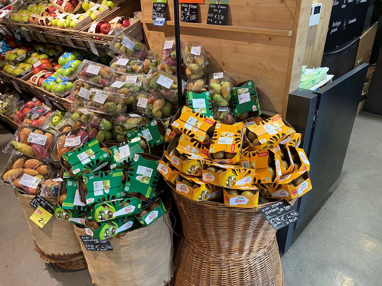 Display of fruit in sustainable packaging